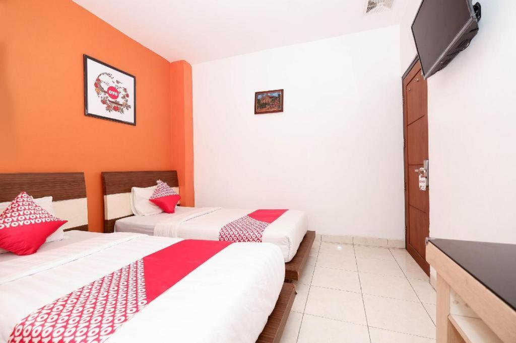 Oyo 1251 Residence 8 Semarang Buitenkant foto